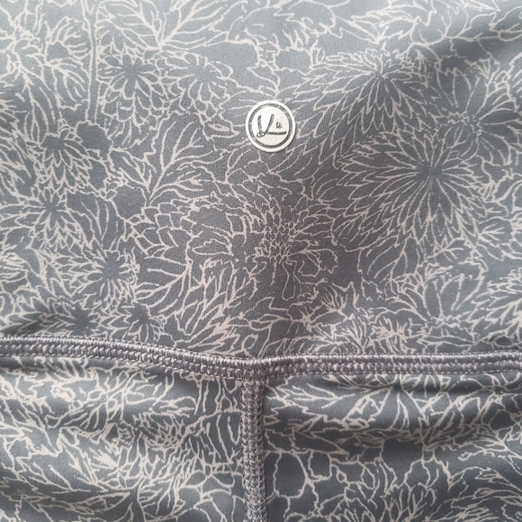 QUEENIEKE High Waisted Leggings | Grey Bloom | Size Small - Picture 4 of 5